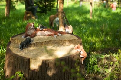 Декоративная крышка для люка Кошка на пне